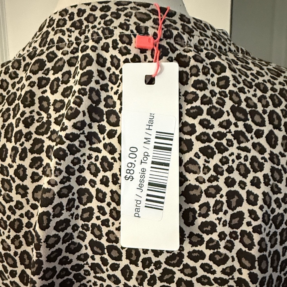 The GREII ladies, leopard print crewneck flowy sleeves, medium NWT - Picture 3 of 14